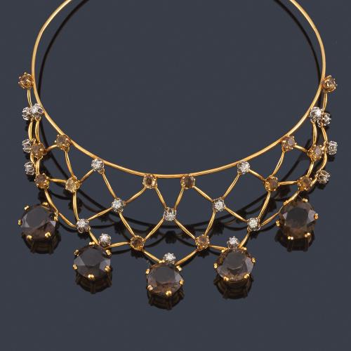  Collar tipo babero con brillantes de aprox. 2,20 ct y cuarzos citrinos y ahumados talla redonda en montura de oro amarillo de 18K.