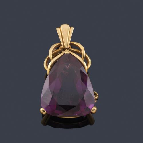  Colgante con símil de cuarzo amatista talla triángular en montura de oro amarillo de 18K.