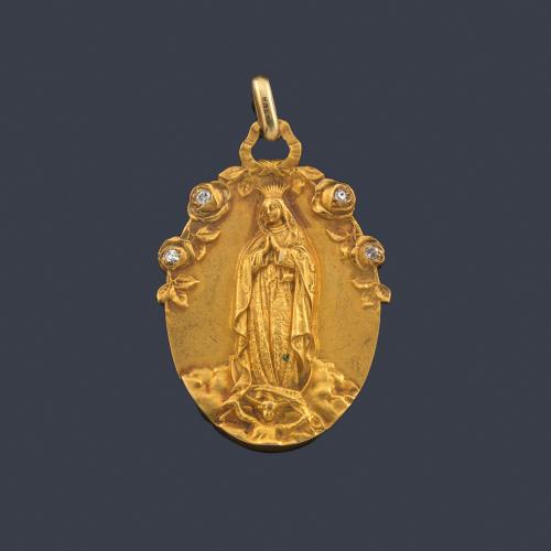  Medalla devocional con la Imagen de La Virgen de Guadalupe delicadamente cincelada en oro amarillo de 18K.