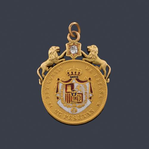  Colgante con moneda de 25 pesetas en oro de 22K sobre montura de oro amarillo de 18K, con dos leones y un diamantes talla antigua central.