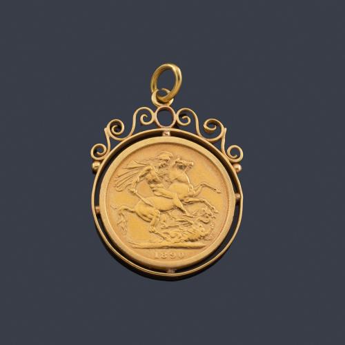  Colgante con moneda de libra de 22K enmarcada en oro amarillo de 18K.
