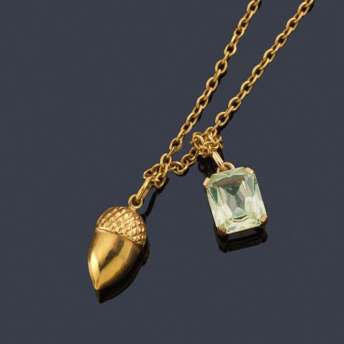  Cadena con colgante en forma de bellota y gema de color en oro amarillo de 18K.