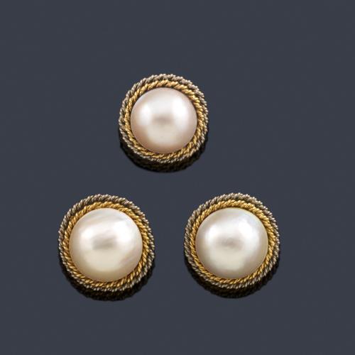  Pendientes cortos y anillo con perlas Mabe, con decoración de cordoncillo en oro blanco y amarillo de 18K.