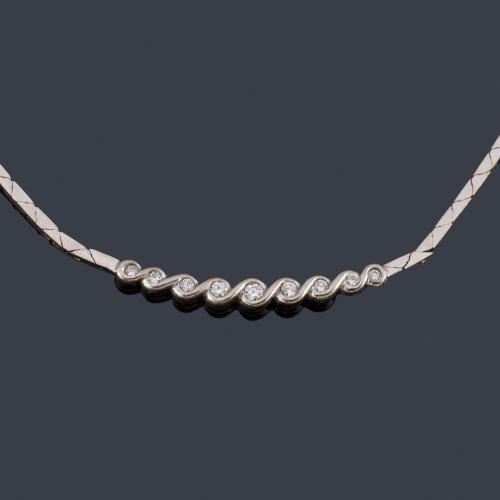  Collar con motivo central de brillantes engastados en semi-chatón con eslabones articulados en oro blanco de 14K.
