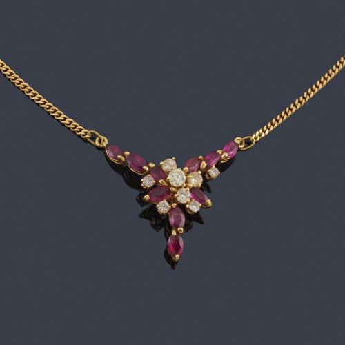 Lote 2490
Colgante con centro de rubíes talla marquís y brillantes en montura de oro amarillo de 18K.