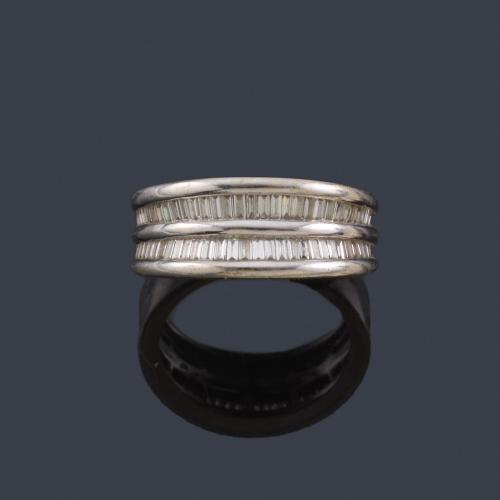  Anillo con doble banda de diamantes talla baguette de aprox. 0,60 ct en total.