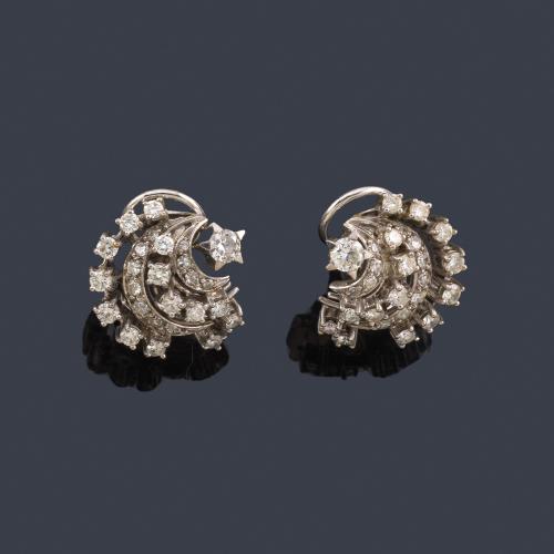  Pendientes cortos con doble motivo circular con bandas de brillantes de aprox. 1,80 ct en total.