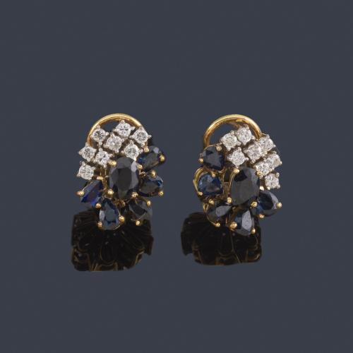 Lote 2510
Pendientes cortos con zafiros talla oval y perilla, con brillantes de aprox. 0,85 ct en total.