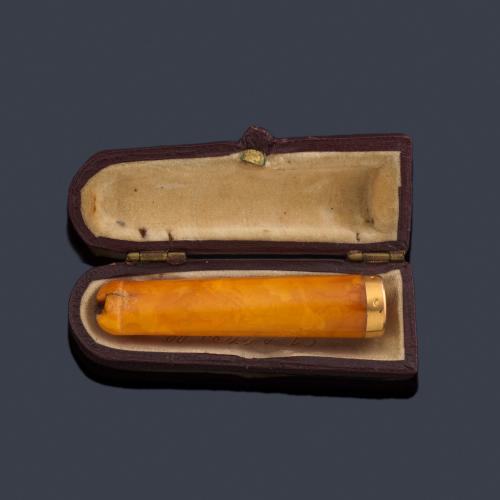 Lote 2523
Boquilla realizada en ámbar del Báltico con remate en oro amarillo de 18K.