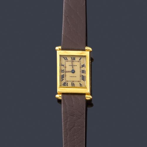  CARTIER Tank Obus con caja en oro amarillo de 18 K, con grabación en el fondo del año 46.