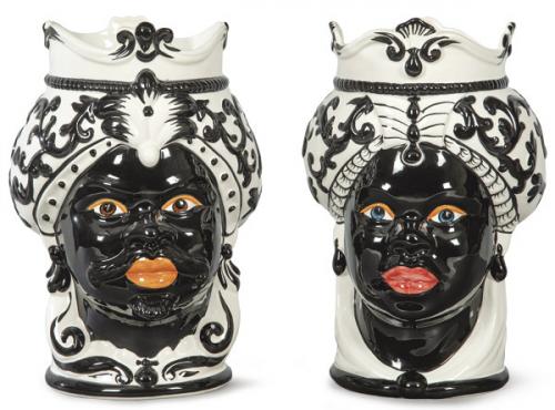  Pareja de maceteros en forma de cabezas de moros coronados en cerámica pintada y esmaltada de Bassano. Marca estampada en la base.
Italia, S. XX