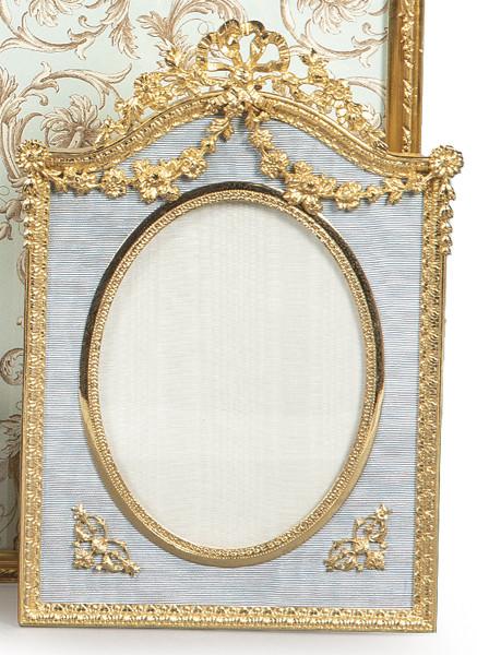 Lote 1054
Portaretratos de mesa de bronce dorado forrado en seda, estilo Luís XVI, Francia S. XIX.