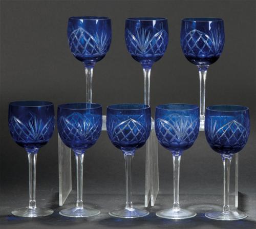  Juego de ocho copas de agua de cristal de Bohemia azul tallado.