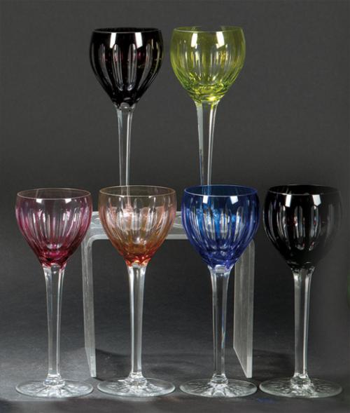  Juego de seis copas de vino de cristal de Bohemia tallado de distintos colores.