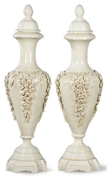 Lote 1073
Pareja de tibores en cerámica esmaltada en blanco de Bassano, con decoración adosada de flores. Italia, S. XX