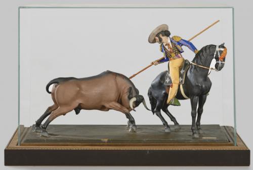  José Cubero Gabardón (Baena h. 1818- Málaga 1877)
"Picador"
Grupo en barro policromado. Con etiqueta firmada "José Cubero Escultor Pasaje de Heredia 23 Málaga". Incluye urna de cristal.