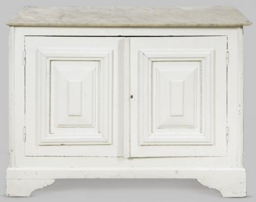  Aparador de cocina en madera de pino con decoración moldurada, pintada de blanco, con sobre de mármol.
España, finales S. XIX