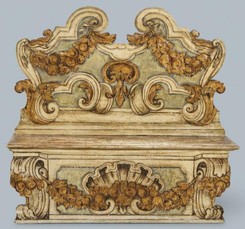  Banco bajo con respaldo en madera de pino recortada y asiento con tapa.
Cataluña S. XVIII y posterior
Con decoración pintada de roleos y guirnaldas en blanco y dorado sobre fondo verde claro