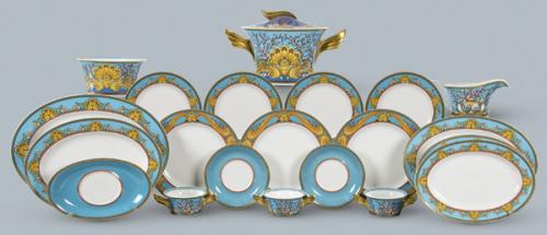 Gianni Versace para Rosenthal,  vajilla de doce servicios modelo Les Trésors de la Mer, formado por 1 sopera, 5 fuentes de diferentes tamaños, 40 platos llanos, 12 platos hondos, 12 platos de postre, 12 tazas de consomé con doce platos y una salsera