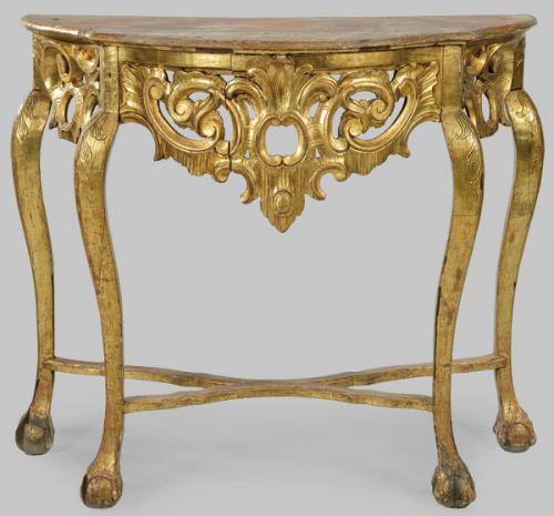  Consola Carlos III, con cintura en madera tallada, recortada y dorada, sobre patas cabriolé terminadas en garra de animal sobre bolas unidas por chambrana en X. Tapa en madera marmorizada. Faltas
España, mediados S. XVIII

