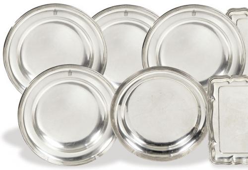  Cuatro platos o fuentes circulares de plata punzonada, tres de plata española 1ª Ley y uno de plata alemana Ley 800 de Wilkens & Söhne, Bremen primer tercio S. XX.