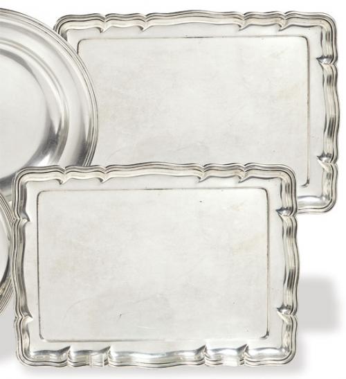  Pareja de bandejas rectangulares con borde ondulado de plata alemana punzonada Ley 835 con marca comercial de C E Keyser, primer tercio S. XX.