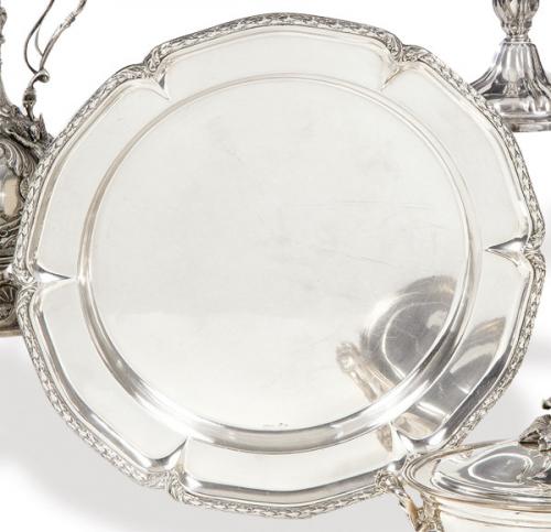  Bandeja circular de servir de plata española punzonada 1ª Ley con marca comercial de J. Pérez Fernández.
