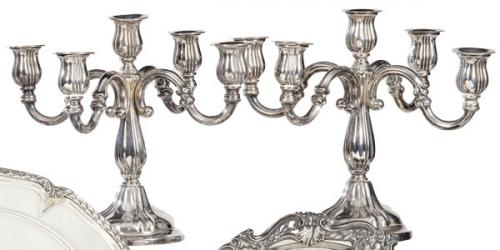  Pareja de candelabros de plata española punzonada 1ª Ley.
Con cinco brazos de luz y vástago abalaustrado.