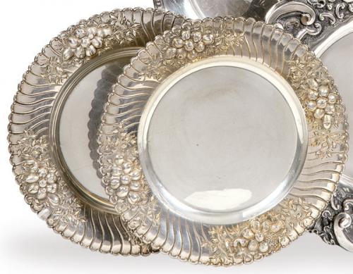 Lote 1154
Pareja de platos de plata española punzonada 1ª Ley de Muñoz.
Con alero repujado y cincelado con frutas y flores.