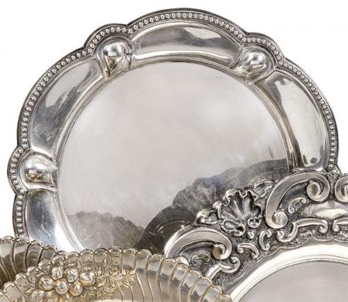  Plato de borde ondulado de plata portuguesa punzonada Ley 916 con marca comercial de Reis Joalheiros, Oporto h. 1887-1937.