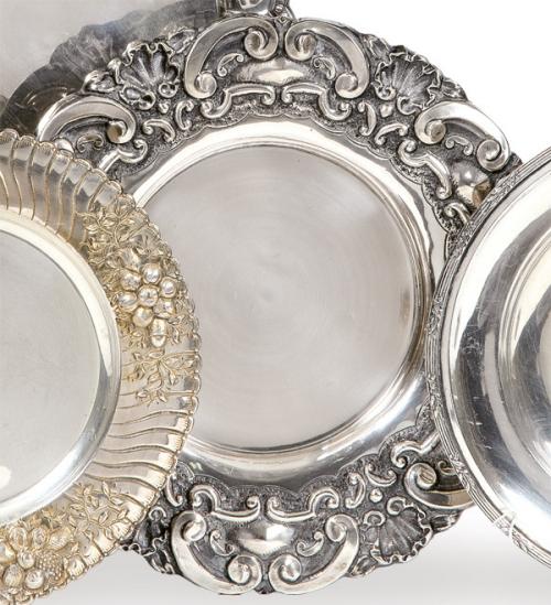  Bandeja circular de plata portuguesa punzonada Ley 833, Lisboa h. 1887-1937.