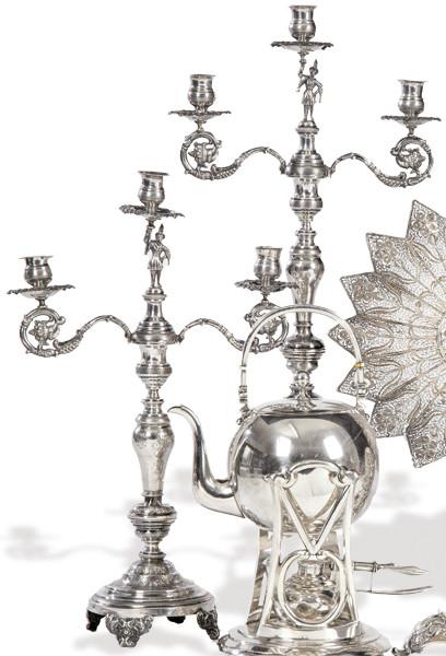 Lote 1167
Pareja de candelabros convertibles en candelero de plata española punzonada con marca de orfebre (ilegible), Barcelona ff. S. XIX pp. S. XX.