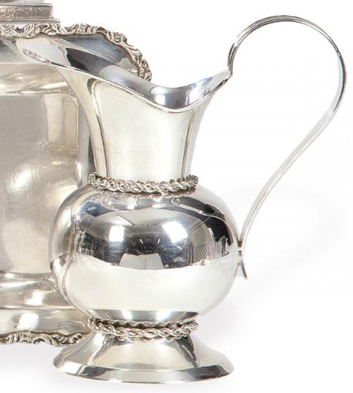  Jarra de plata española punzonada 1ª Ley de Pasgorcy.
Con decoración sogueada en el cuello.