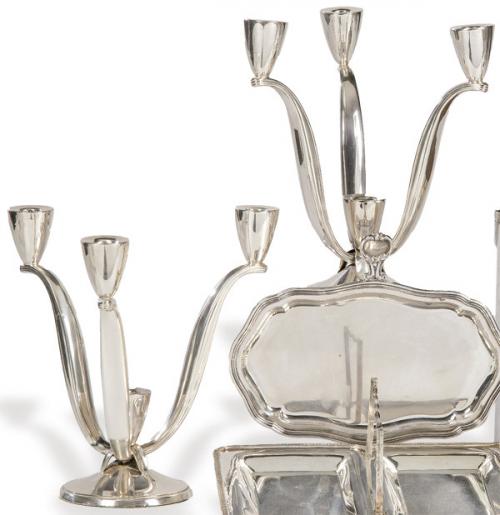 Lote 1180
Pareja de candelabros de plata española punzonada 1ª Ley.
Con cuatro brazos de luz, siendo el central más corto.