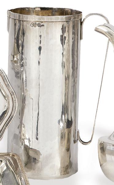  Jarra de plata italiana punzonada Ley 800 de Padua, con marca de orfebre no identificada.