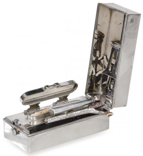 Lote 1186
Caja de practicante de plata inglesa punzonada de James Deakin & Sons, Birmingham 1859.