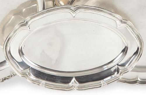  Bandeja oval de servir de plata española punzonada 1ª Ley.
Con borde ondulado.