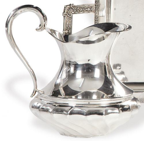  Jarra de plata española punzonada 1ª Ley de Pasgorcy.
Parte inferior con estrías sesgadas.