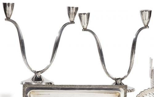 Lote 1194
Pareja de candelabros de plata española punzonada 1ª Ley. 