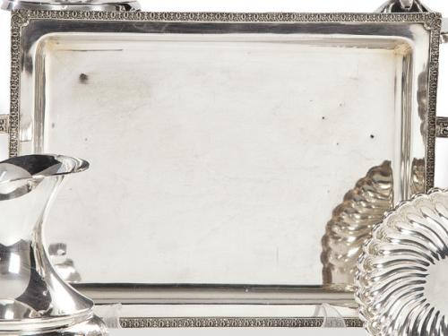  Bandeja rectangular de dos asas de plata española punzonada 1ª Ley de Luís Espuñes.