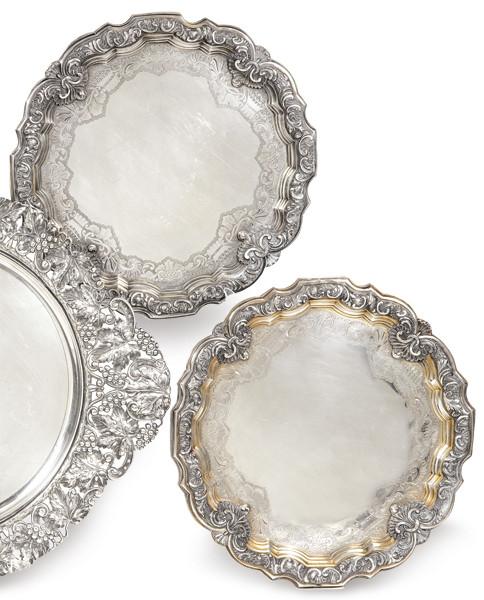  Pareja de bandejas circulares de plata portuguesa punzonada Ley 833 de Jose Rosas, Oporto.