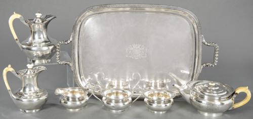  Juego de café y te blasonado de plata inglesa punzonada Ley Sterling, de Edward Barnard & Sons, Londres 1927.