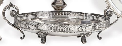  Centro de mesa polilobulado de plata española punzonada 1ª Ley de Montejo.