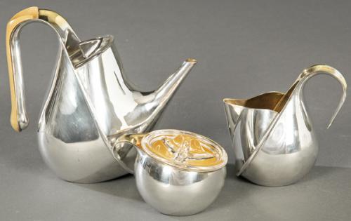  Juego de te de metal plateado y dorado diseñado por Oscar Tusquets para la firma italiana Alessi 1983.