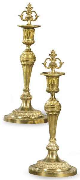  Pareja de candeleros de bronce estilo Luís XVI, Francia S. XIX.