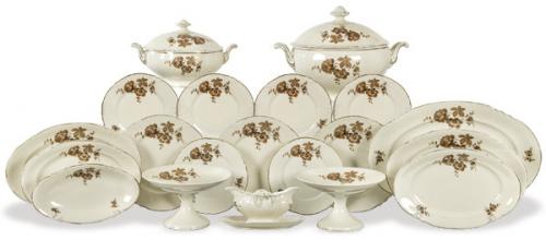  Vajilla en porcelana esmaltada en blanco roto de Hutschenreuther diseñada por Paul Müller Selb, con decoración de hojas y flores en marrón y dorado.