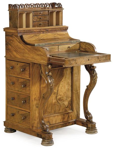  Davenport victoriano en madera de nogal. 
Inglaterra, segunda mitad S. XIX