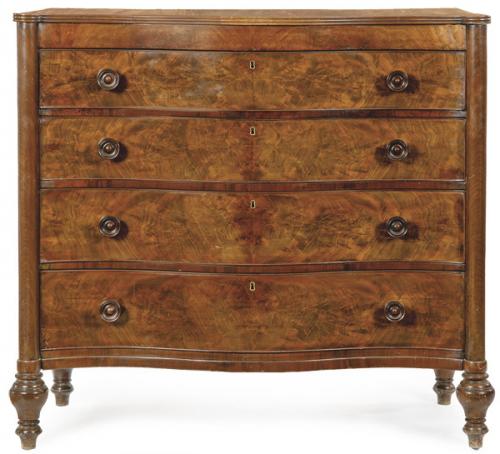  Cómoda William IV de frente serpenteante, con cinco cajones de altura decreciente, flanqueado por columnas torneadas acabadas en patas torneadas. Inglaterra, primera mitad S. XIX