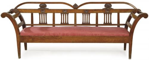  Banco regencia en madera de caoba, con respaldo calado y tallado. Asiento de tela adamascada granate
Inglaterra, principios S. XIX