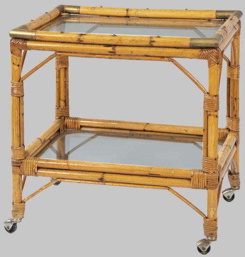  Carro camarera en madera de bambú con refuerzos dorados en las esquinas de la tapa y baldas de cristal.
Años 50